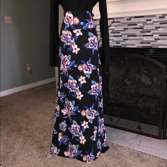 ⭐️last one⭐️ Agnes & Dora Maxi Skirt - Picture 2 of 6